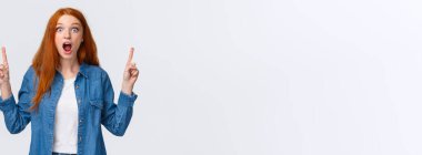 Şaşırmış, büyülenmiş, kızıl saçlı, soluk soluğa, nefes nefese, hayret verici bakışlı, güzel ve inanılmayacak bir şey gören, parmaklarını havaya kaldıran beyaz bir kadın..