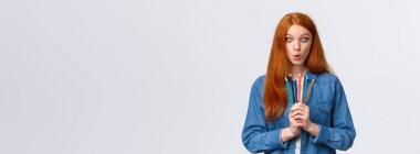 Kız hevesle yeni sanat kurslarına başlıyor, tasarım yapmayı öğreniyor, mankenler yapıyor, renkli kalemlerle ayakta duruyor, dudaklarını katlıyor, aletlere bakıyor merak ediyor ve heyecanlanıyor, beyaz arkaplanı çiziyor..