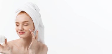 güzel model beyaz yüzünde kozmetik krem tedavisi uygulayarak