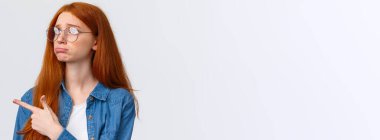 Kapalı portre kasvetli, üzgün, güzel mavi gözlü, sevimli kızıl saçlı, gözlüklü, somurtan, hıçkıra hıçkıra ağlayan, sol üst köşesine pişmanlık ve kıskançlıkla bakan, bir şey isteyen bir kız..