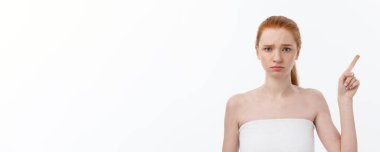 Beyaz beyaz arka plan üzerinde endişe ve şok, işaret parmağı bir yana, şirin portresi