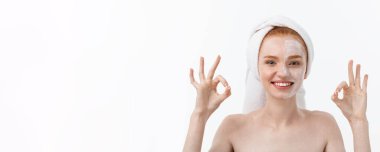 Güzellik bakımı. Nemlendirici krem cilt bakım ürünü yüz, uygulama kadın ok işareti stüdyo çekim yapma.