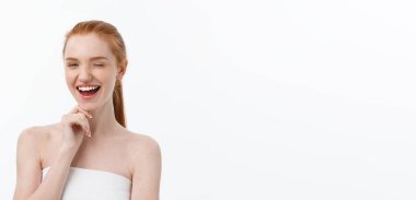 Mutlu güzel kız mutlu gülümseyerek ve göz stright gülüyor. Etkileyici yüz ifadeleri. Kozmetik ve Spa, cilt bakım modeli.