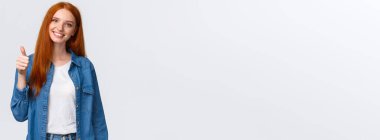 Aferin, seninle gurur duyuyorum. Çekici, neşeli, kızıl saçlı, beyaz kız blogcu, ürünü gözden geçir, arkadaşını cesaretlendir, destekle, onaylama ve gülümseme göster, kabul et ya da jest gibi, beyaz arka plan.