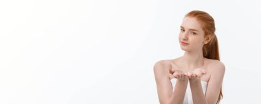 Cilt Bakımı güzellik kadın boş hurma ile kopya alanı ürün için gösterilen. Beyaz arka plan üzerinde izole heyecanlı gülümseyen Kafkas kadın güzelliğinin modeli