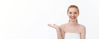 Mutlu güzel kız mutlu gülümseyerek ve göz stright gülüyor. Etkileyici yüz ifadeleri. Kozmetik ve Spa, cilt bakım modeli.