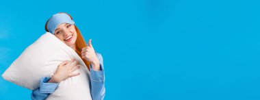 Sağlıklı bir uykuya evet demek. Maskeli, gecelikli, neşeli, kızıl saçlı bir kadın. Yumuşak yastığına sarılıp onayını veriyor..