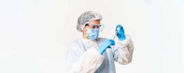 Asyalı hemşire ya da tıp doktorunun portresi şırıngayı kovid 19 aşısıyla dolduruyor, Coronavirüs aşısı yaptırıyor, beyaz arka plan.