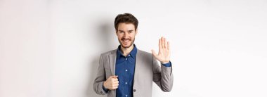 Takım elbiseli gülümseyen yakışıklı iş adamı el sallıyor, dost yüzlü arkadaşını selamlıyor, şöyle diyor:.