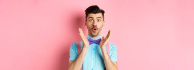 Komik adamın portresi diyor ki vay canına, kameraya hayran kaldım, harika bir teklif sundum, pembe arka planda şık papyonlu duruyordum..