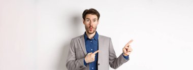 Heyecanlı, takım elbiseli yakışıklı bir adam sol pankartı gösterip 