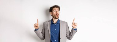 İş elbisesi giymiş harika sakallı bir adam kafasını kaldırıp 