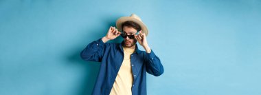 Havalı bir şeyi kontrol eden turistin görüntüsü, güneş gözlüklerini çıkarın, 