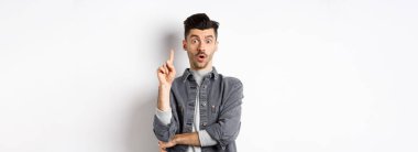 Heyecanlı sakallı adam bir fikir sunuyor, Eureka jesti ile parmağını kaldırıyor ve 