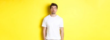 Sevimli bir adamın görüntüsü. Gözleri kapalı ve dudakları büzüşmüş. Öpüşmeyi bekliyor. Boşluğu kopyala