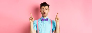 Papyonlu, parlak parmakları olan etkileyici genç adam, en iyi tanıtım teklifini yapıyor ve 