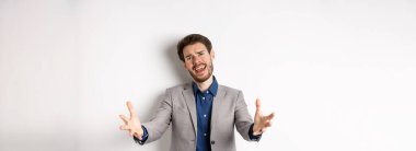 Çaresiz iş adamı ellerini uzatır ve hayal kırıklığına uğrar. Oyunu kaybeder ve haksızlığa uğramış hisseder. Beyaz arka planda takım elbise içinde durur..