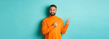 Sol parmakları işaret etmek şüpheli, promosyon teklifi konusunda şüpheci, turkuaz arka plana karşı kararsız..