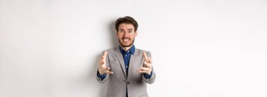 Sıkıntılı işadamı, sinir bozucu insanı boğmak için ellerini uzatır. Beyazlara karşı sinirli ve hayal kırıklığına uğramış bir şekilde dikilir..