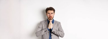 Zavallı mızmız işadamı kredi istiyor, yardıma ihtiyacı var ve sana yalvarıyor, hıçkıra hıçkıra ağlıyor ve lütfen diyor, beyaz arka planda duruyor, af diliyor..