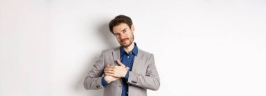 Romantik yakışıklı adam, sakallı, kalbi olan, gülümseyen, sana teşekkür eden, nostaljik hisseden, kalbinde güzel anıları olan, beyaz bir geçmişi olan..