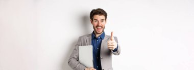 İyi iş çıkardın. Takım elbiseli mutlu iş adamı elinde dizüstü bilgisayarla sana övgüler yağdırıyor. İyi iş çıkarıyorsun, beyaz arka planda duruyorsun..