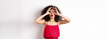 Etkileyici genç bir kadın muhteşem bir şey gördü, el dürbününden baktı ve 