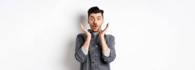 Şaşırmış adamın nefesi kesiliyor. 