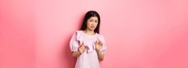 - Benden uzak dur! Tiksinmiş Asyalı kız birini engellemek için el kaldırıyor. Tiksiniyor, isteksiz görünüyor ve durmasını istiyor. Kötü, pembe bir geçmişi reddediyor..