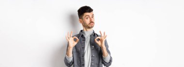 Fena değildi. Etkilenmiş yakışıklı bir adam iltifat etmek için iyi işaretler gösteriyor, iyi iş çıkarıyor, mesela sonuç olarak, beyaz arka planda duruyor..