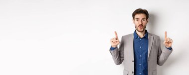 Heyecanlı takım elbiseli işadamı, 