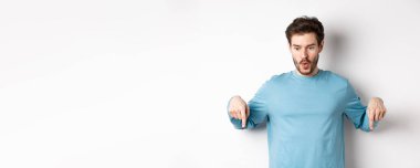 Yakışıklı adam, etkilenmiş ve mutlu yüzüyle, gülümsüyor ve 