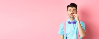 Bıyıklı ve papyonlu komik bir adam imajı şeflere öpücük hareketi gösteriyor, harika bir ürün, yemekleri övüyor, pembe arka planda duruyor..