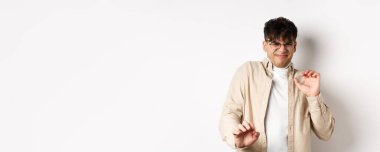 İğrenç bir adamın suratını buruşturup çirkin bir şeyden atlaması, nefretle ve nefretle bakması, kötü teklifi reddetmesi, beyaz arka planda durması..