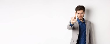 - Beni dinle. Ciddi bir erkek CEO 'nun tek parmağını göstermesi, azarlaması ya da durmasını söylemesi, hayır, tam orada dur işareti, takım elbise içinde beyaz arka planda duruyor..