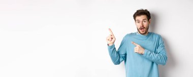 Harika bir tanıtım teklifi sunan, sol üst köşedeki logoyu işaret eden, heyecanlı görünen, ürün öneren, beyaz arka plan.