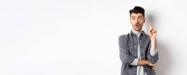 Heyecanlı sakallı adam bir fikir sunuyor, Eureka jesti ile parmağını kaldırıyor ve 