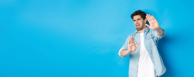 İğrenç bir adamın hayır demesi, reddedip korkunç bir şeye bakması, mavi arka plana karşı durarak sinmesi..