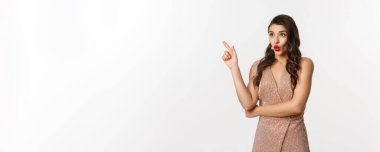 Noel, tatiller ve kutlama konsepti. Gece elbisesi giymiş sürpriz bir kız arkadaş, 