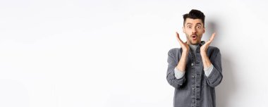 Şaşırmış adamın nefesi kesiliyor. 