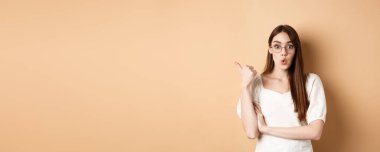 Gözlüklü genç bir kadın, 