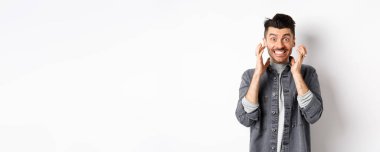 Kızgın adam dişlerini sıkar ve kameraya nefret ve öfkeyle bakar. Kendini bir arada tutmaya çalışır. Öfkeden köpürür..