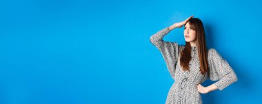 Sıkıntılı genç bir kadın. Alnına şaplak at ve gözlerini kapat. Yorgun ve çalışmaktan rahatsız ol..