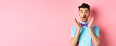 Komik adamın portresi diyor ki vay canına, kameraya hayran kaldım, harika bir teklif sundum, pembe arka planda şık papyonlu duruyordum..