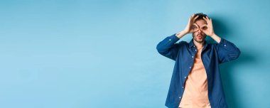 El dürbününden bakıp 