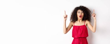 Kıvırcık saçlı, kırmızı elbiseli, nefes nefese ve 