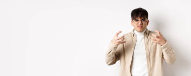 Sinirli ve deli bir adamın portresi birini boğmak ister. Kin ve darlıktan suratını asmış, beyaz arka planda durmaktan rahatsız olur..