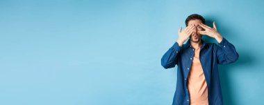 Heyecanlı genç adam parmaklarından süzülüp 