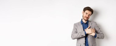 Romantik yakışıklı adam, sakallı, kalbi olan, gülümseyen, sana teşekkür eden, nostaljik hisseden, kalbinde güzel anıları olan, beyaz bir geçmişi olan..