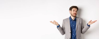 - Bilmiyorum. - Neden? Takım elbiseli bilgisiz işgüzar omuzlarını silkiyor, habersiz bakıyor, hiçbir fikri yok, beyaz arka planda duruyor..